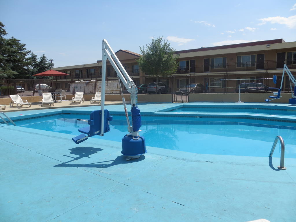 Travelstar Inn & Suites Colorado Springs Dış mekan fotoğraf